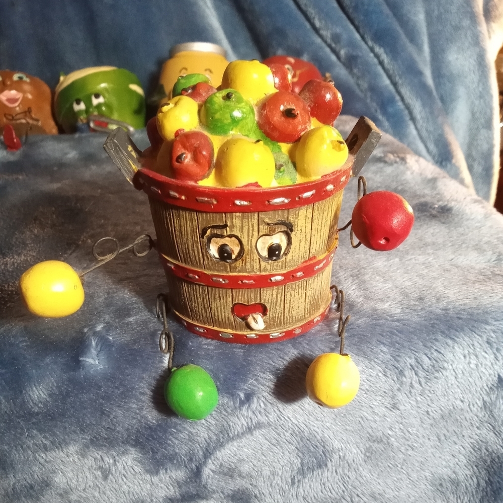 VINTAGE ANTHROPOMORPHIC APPLE FRUIT BASKET SHELF SITTER